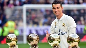Real a "distrus" Granada într-un meci special pentru Ronaldo. VIDEO | CR7 le-a prezentat fanilor al patrulea Balon de Aur al carierei