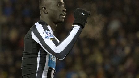 Papiss Cisse, suspendat retroactiv pentru trei meciuri pentru că l-a lovit cu cotul pe Seamus Coleman, în ultima etapă din Anglia