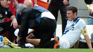 Pur și simplu GROTESC! Scandarea fanilor de la AC Milan după accidentarea cumplită a lui Zanetti! Ce l-au "rugat" să facă: