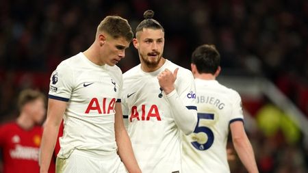 Ce veşti vin din Anglia pentru Radu Drăguşin. Ce se întâmplă cu rivalii săi pe post Micky van de Ven şi Cristian Romero