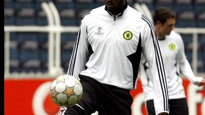 Anelka: "Putem bate Manchester în finală"