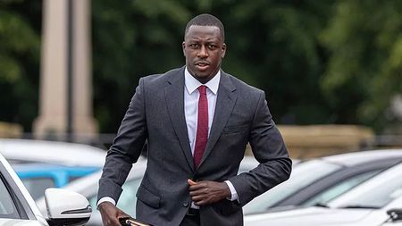 Dezvăluiri șocante din cazul fotbalistului acuzat de mai multe violuri! Mărturia uneia dintre victime este tulburătoare: „Eram la duș! Am încercat să îmi iau un prosop pe mine. El și-a dat jos chiloții și mi-a zis să nu îmi fie teamă”