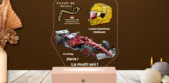 Adrenalina din Formula 1, transformată în design de lumină: Lampa LED 3D Personalizată – Ferrari Lewis Hamilton (P)