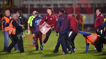 "S-a incitat toată săptămâna, nu se poate! Sunt iresponsabili!"** Rapidiștii spun că rivalii sunt vinovați pentru incidentele din final