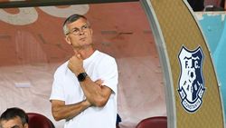 „Vorbiți cu Alibec! E la cald și nu vreau să vorbesc”. Calmul Ioan Ovidiu Sabău a refuzat să discute gestul căpitanului său, care a luat cartonaș roșu cu Dinamo