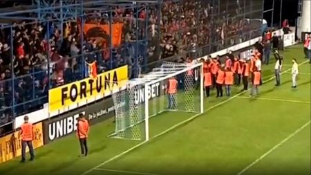 Mai mulți suporteri dinamoviști, interziși pe stadioane și amendați după incidentele de la meciul cu Viitorul! Măsurile luate de Jandarmerie