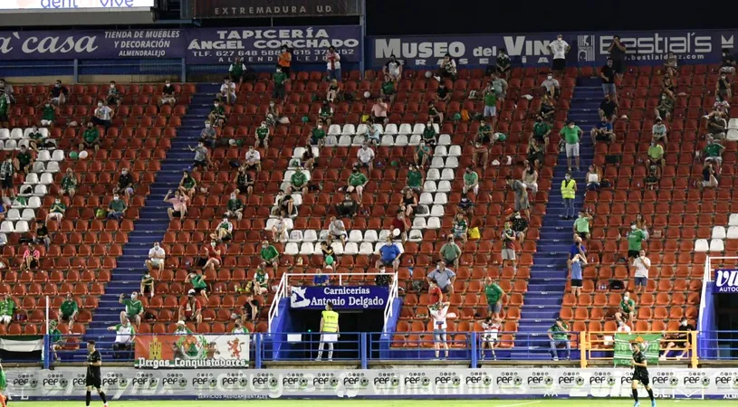 Se poate! Spania a avut un meci oficial de fotbal în weekend cu 1.400 de spectatori prezenți în tribune. Unde s-a întâmplat și cum a reacționat publicul la distanțarea socială impusă de organizatori | GALERIE FOTO