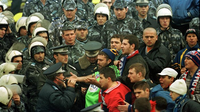 Fanii Stelei sunt scoși în stradă de fostul lider Armata Ultra: "Ce a rămas din club? Un stadion gol, rudele jucătorilor și acoliții creditorului-profitor. Luați înapoi ce vă e mai drag pe lume!"
