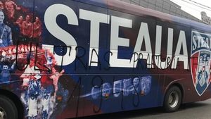 Autocarul Stelei, vandalizat la Timișoara! Numerele de înmatriculare au fost furate, iar suporterii au înjurat clubul din Ghencea | VIDEO