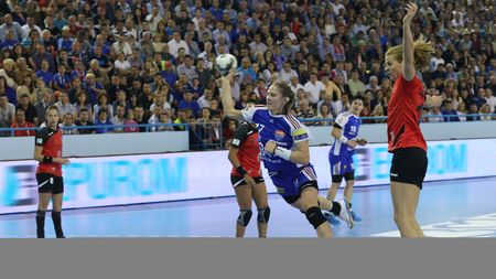 HCM Baia Mare a câștigat cu 24-21 derby-ul cu CSM București și s-a desprins la patru puncte. Braziliencele Arenhart și Pessoa au făcut show în cele două porți