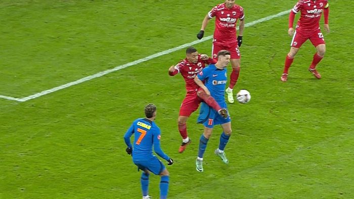 Fază controversată în derby-ul Dinamo - FCSB! „Roș-albaștrii” au cerut penalty după duelul dintre Miculescu și Bena. VIDEO