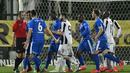 O echipă din play-off-ul Ligii 1 a rămas fără doi jucători de bază înainte de reluarea campionatului. „Îmi vine să plâng!”