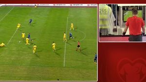 Faza în care românii au înghețat: Kosovo a marcat, dar arbitrul olandez a fost chemat la VAR! Apoi, fotbaliștii lui Iordănescu s-au bucurat ca la o reușită a lor. Reacția comentatorilor spune tot: „Am scăpat cu fața curată!”