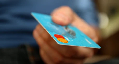 Regulă pentru românii cu cont la bancă. NU solicita un card. Limita pe care puțini o cunosc