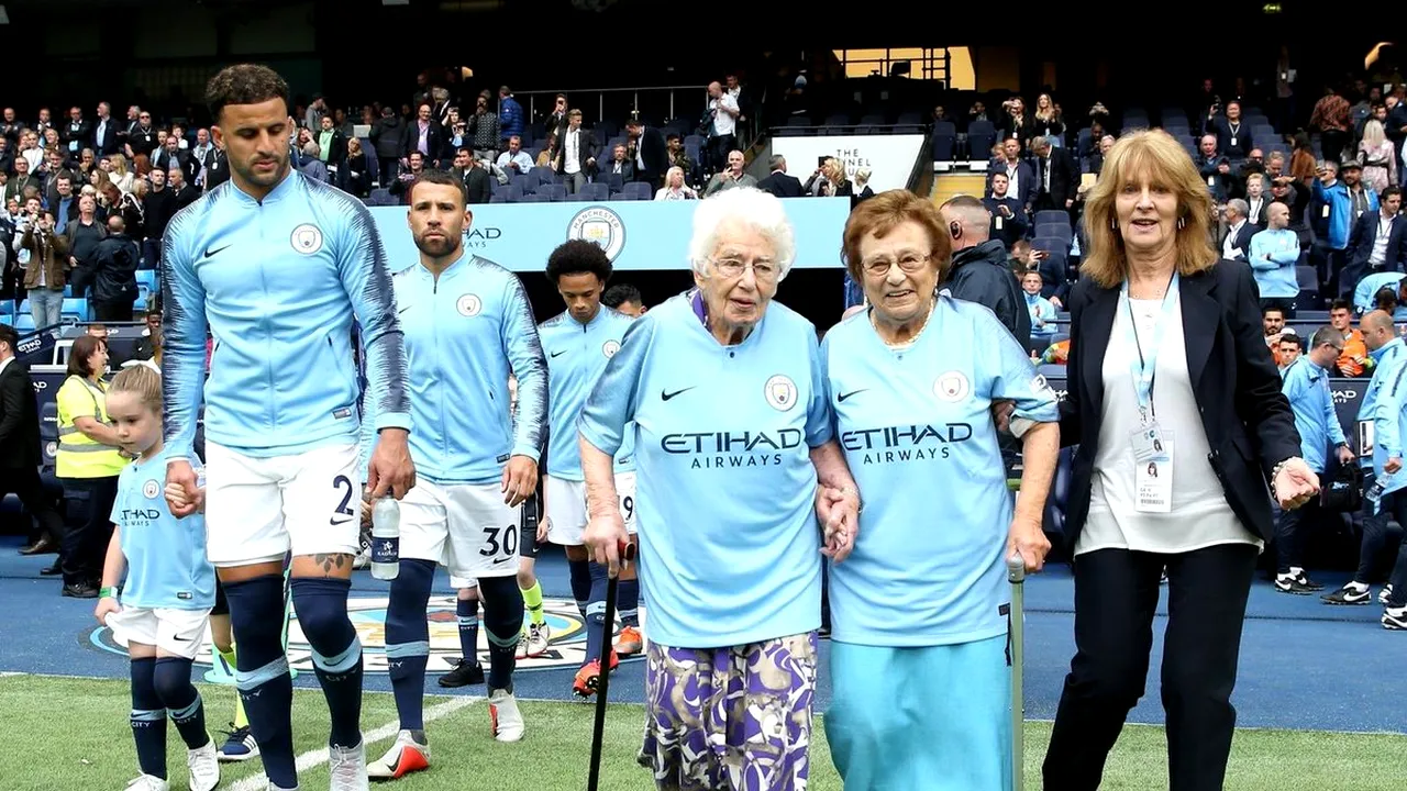 VIDEO | Surorile Vera și Olga au împreună 200 de ani, dar fotbalul le menține în formă maximă! Moment impresionant pe Ettihad: cele mai bătrâne fane ale lui Manchester City au însoțit pe gazon jucătorii lui Pep Guardiola 