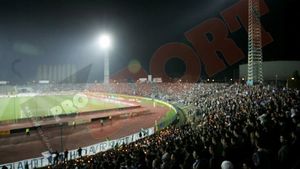 FOTO EMOȚIONANT!** 22.000 de suporteri ai Universității Craiova au aprins câte o lumânare pentru Adrian Păunescu!