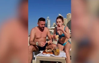 Doi români au mâncat slănină cu ceapă pe o plajă din Dubai: 