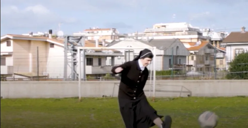 Povestea călugăriței care joacă fotbal în Italia. Măicuțele au binecuvântarea Papei Francisc
