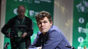 Nu e nicio glumă! Campionul norvegian Magnus Carlsen, dat afară de la Campionatul Mondial de Şah dintr-un motiv incredibil!