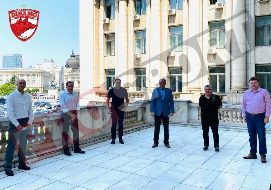 Primul din dreapta, în cămașă roz, Dorin Sărdean, urmat de Cornel Țălnar, Marcel Vela, Dan Cristian Popescu