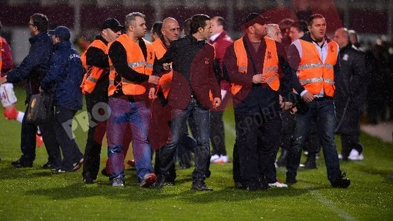 "'Diavolii vișini' lovesc din nou! E greu cu limba română"** Managerul Stelei le răspunde rapidiștilor: "Ar trebui închis acel stadion"