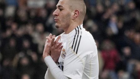 Inter joacă tare! Îl vrea pe Benzema în schimbul lui Maicon!