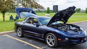 A găsit nişte sticle vechi de 30 de ani pe bancheta din spate a unui Pontiac pe care l-a cumpărat şi a decis să vândă maşina, fără să o scoată vreodată din garaj