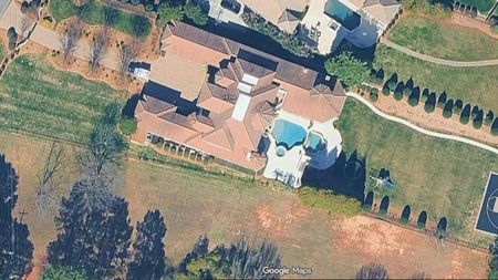 EXTRA Și-a scos conacul la vânzare cu 5,14 milioane de euro. E pe 3 niveluri, are piscină cu cascadă, 5 garaje, teatru și ponton direct la lac