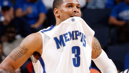 Un baschetbalist a fost dat afară de echipa sa,** după ce a încercat să-și mărească penisul cu substanțe interzise: "Îi era rușine să facă duș alături de colegii săi"