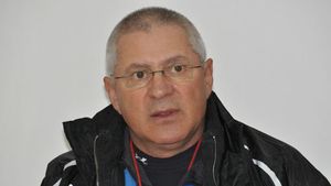 VIDEO Manea, criză de nervi la prima conferință din 2013!** Brazilienii dezertori l-au înnebunit: "Au p...e cât tancul, f....u toate femeile aici, de nu mai stăteau în picioare"