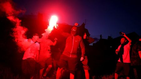 Nebunie, artificii și torțe lângă „Anfield”! Suporterii n-au ținut cont de coronavirus și mii de fani au făcut spectacol după titlul cucerit de Liverpool | VIDEO