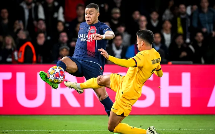 Kylian Mbappe, la un pas să fie luat la bătaie de fotbaliștii Barcelonei la vestiare! Atacantul lui PSG a urlat pe culoar, iar câțiva jucători ai lui Xavi au început să-l alerge: înjurături, jigniri și o încăierare generală! Toți se întreabă dacă Istvan Kovacs a notat incidentul în raportul său oficial