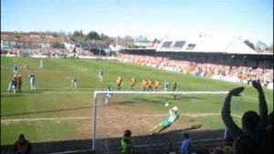 VIDEO Mii de oameni au apărat acest penalty și au pus umărul la salvarea echipei!** Scene incredibile după un 11m ratat în minutul 90+2