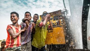 Ce transformare! A donat milioane de euro şi apă potabilă pentru 440.000 de oameni din Africa
