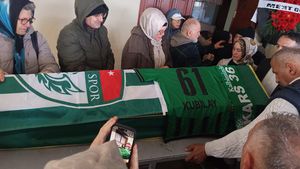 Un atacant de 21 de ani a fost ucis într-un conflict amoros în care erau implicați o concurentă de la Survivor și un cântăreț