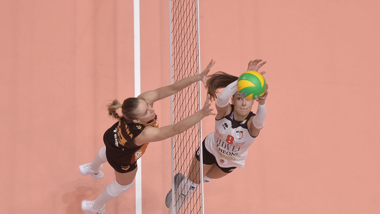 Vom avea o finalistă în CEV Cup! Știința Bacău și Alba Blaj se întâlnesc în semifinale, după două victorii superbe. Moldovencele au revenit eroic de la 0-2, finalista Ligii Campionilor a demolat Galatasaray