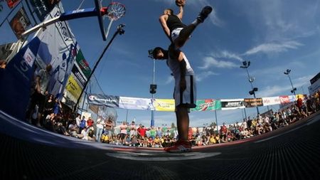 C.E. de Slamdunk vine la București