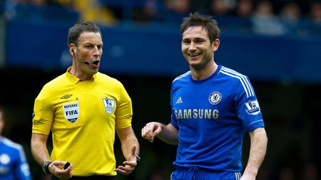 Mark Clattenburg a fost suspendat pentru că a plecat singur de la un meci la concert al lui Ed Sheeran