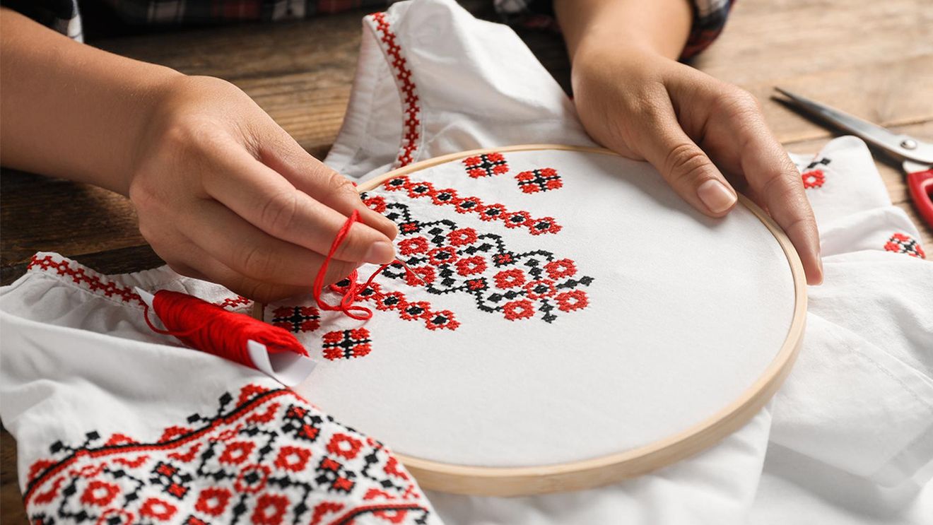 (P) Personalizarea hainelor: cum alegi între imprimare și broderie pentru rezultate durabile