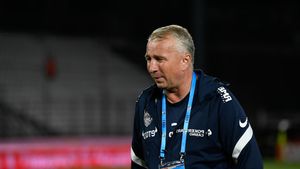 Dan Petrescu și-a ieșit din minți la conferința de presă: „Fotbalul românesc nu e bine. Hagi spune la fel și e atacat”
