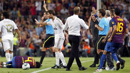 Mourinho ar putea da din nou cu ochii de coșmarul din Supercupa Spaniei!** Arbitrul Fernandez Borbalan, favorit pentru a oficia "El Clasico"