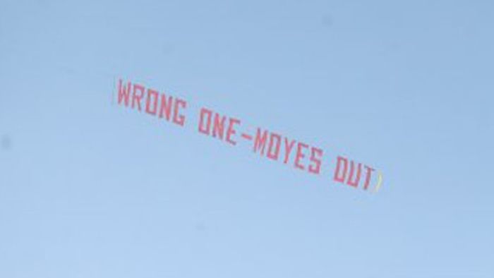 "Moyes afară". Bannerul de protest al fanilor lui United a zburat deasupra stadionului Old Trafford 