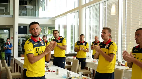 Jucătorii României, surpriză pentru Dragoș Grigore înaintea meciului cu Austria. Cum a fost sărbătorit fundașul naționalei | FOTO