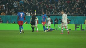 A fost sau nu FCSB „furată” la VAR? Malacia a intrat dur la Florin Tănase și a fost verificat faultul pentru cartonaș roșu: decizia arbitrului neamț a fost în favoarea celor de la Manchester United, deși românul a avut mari probleme apoi