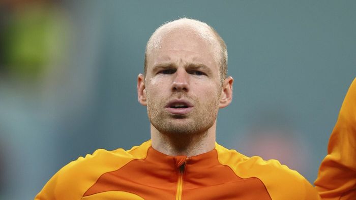 Fotbalistul lui Ajax Amsterdam a primit cartonașul roșu, dar a fost lăsat să joace în continuare, după ce a discutat cu adversarii și aceștia și-au dat acordul