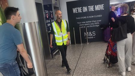 Reconversie profesională pentru bărbatul cu salariu de sute de mii de euro. A ajuns să muncească la aeroport: „Hrană şi ceva deasupra capului”