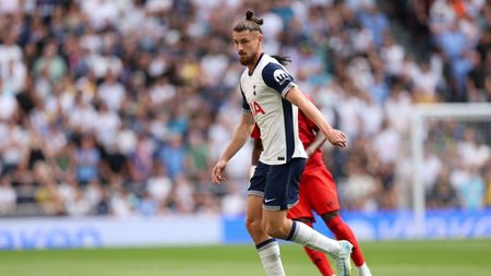 S-a aflat salariul real al lui Radu Drăgușin la Tottenham! Acum a înțeles toată lumea de ce a refuzat-o pe Bayern Munchen: câștigă aproape dublu decât rivalul pe post Micky van de Ven