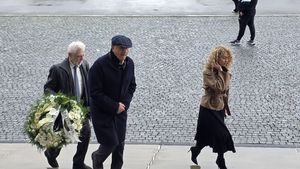 Afaceristul George Copos a venit prin ploaie pentru a-l comemora pe Mircea Lucescu, prietenul cu care a scris istorie în Giulești