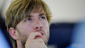 Formula 1: Germanul Nick Heidfeld vede improbabilă trecerea lui Sebastian Vettel lângă Lewis Hamilton. "S-ar crea disensiuni între cei doi"