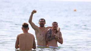 Naționala României, în mare! Imagini cu Radu Drăguşin şi celelalte vedete ale lui Mircea Lucescu, la bustul gol, în Mediterană